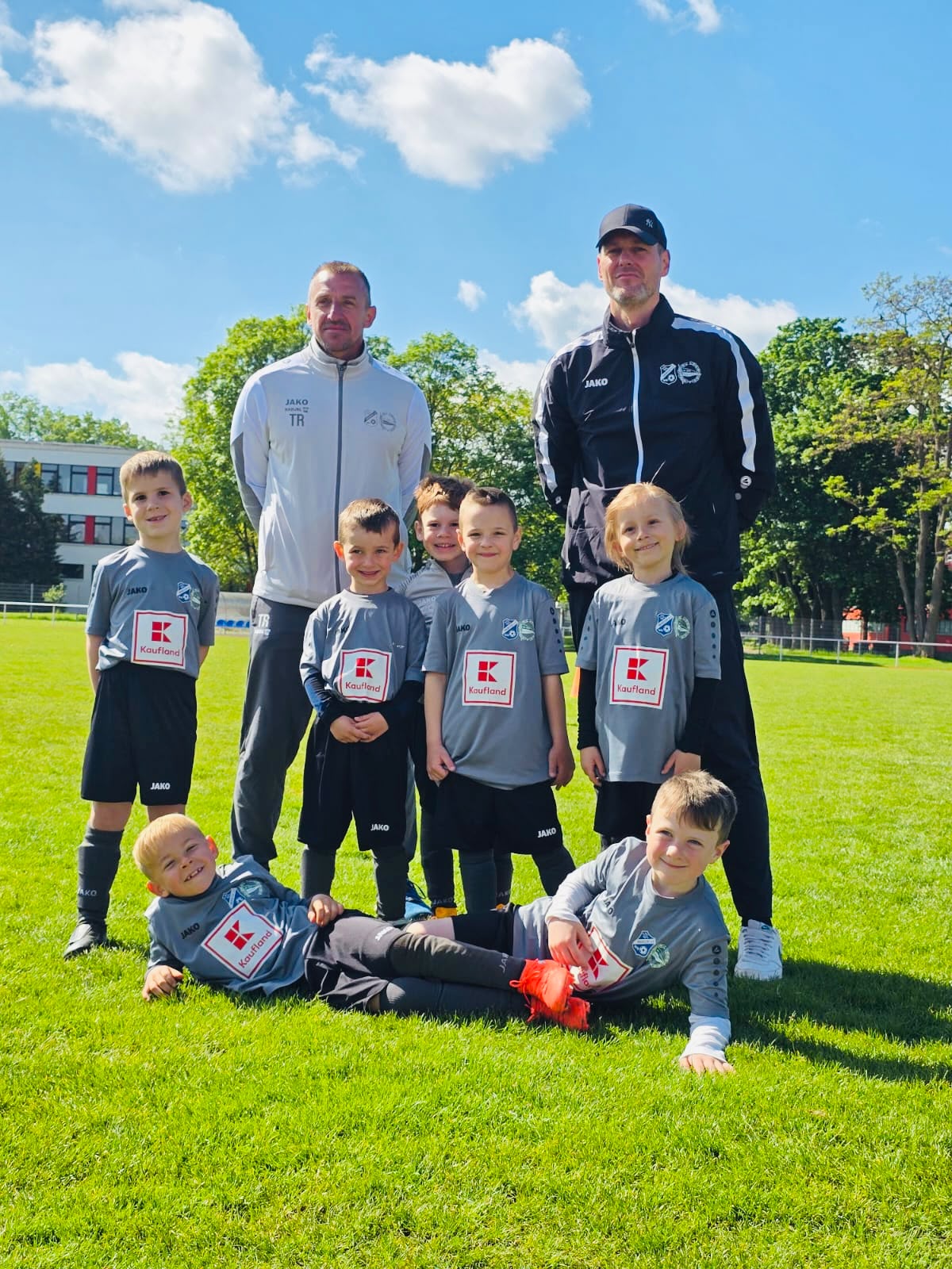G-Jugend des SV Blau-Weiß 90 Hochstedt mit ihren Trainern auf dem Sportplatz