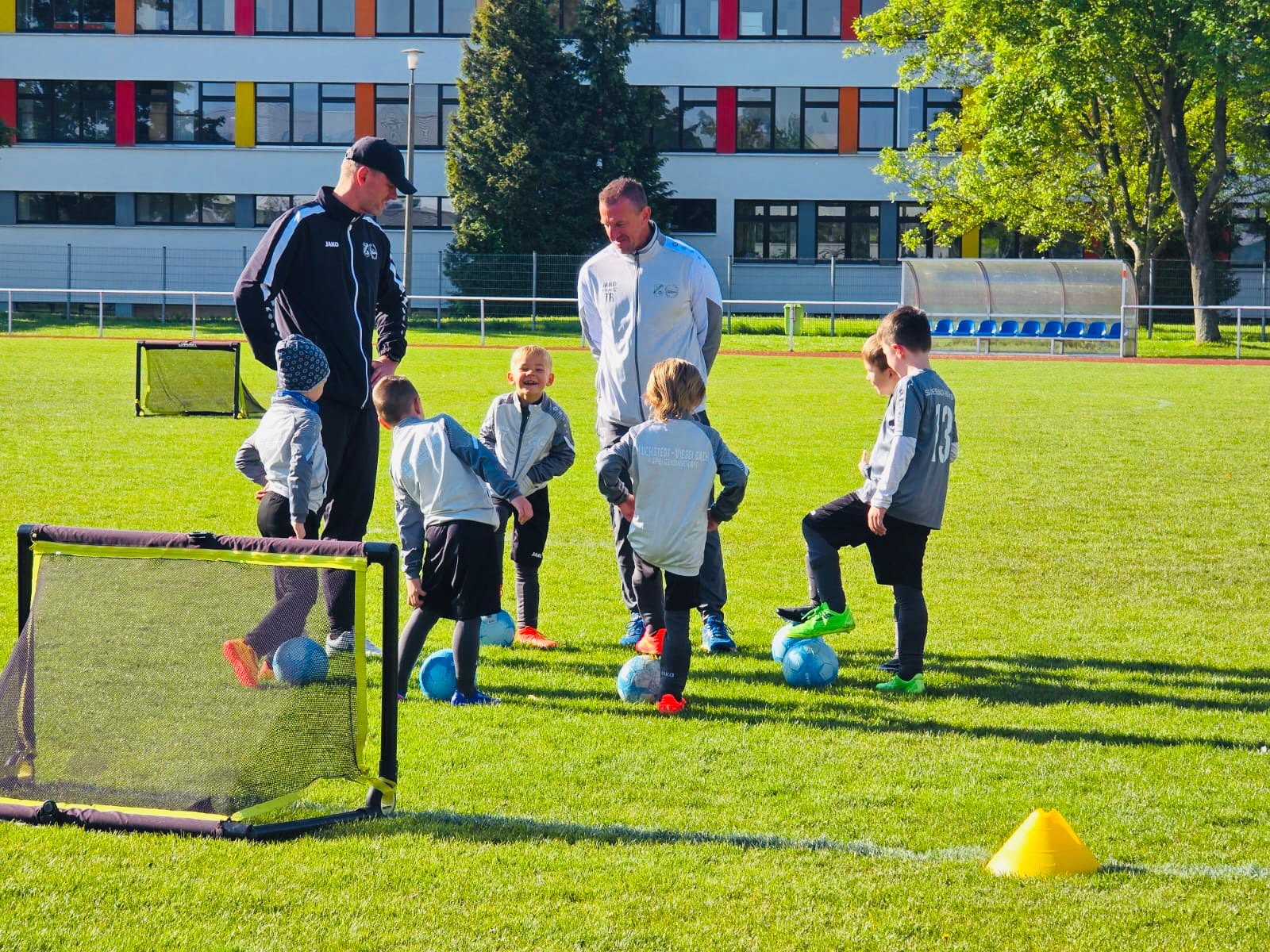 Training der G-Jugend mit Minitoren und Hütchen
